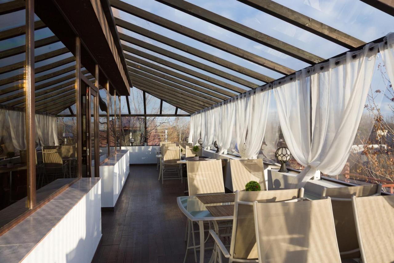 Hotel Charter Otopeni Bagian luar foto