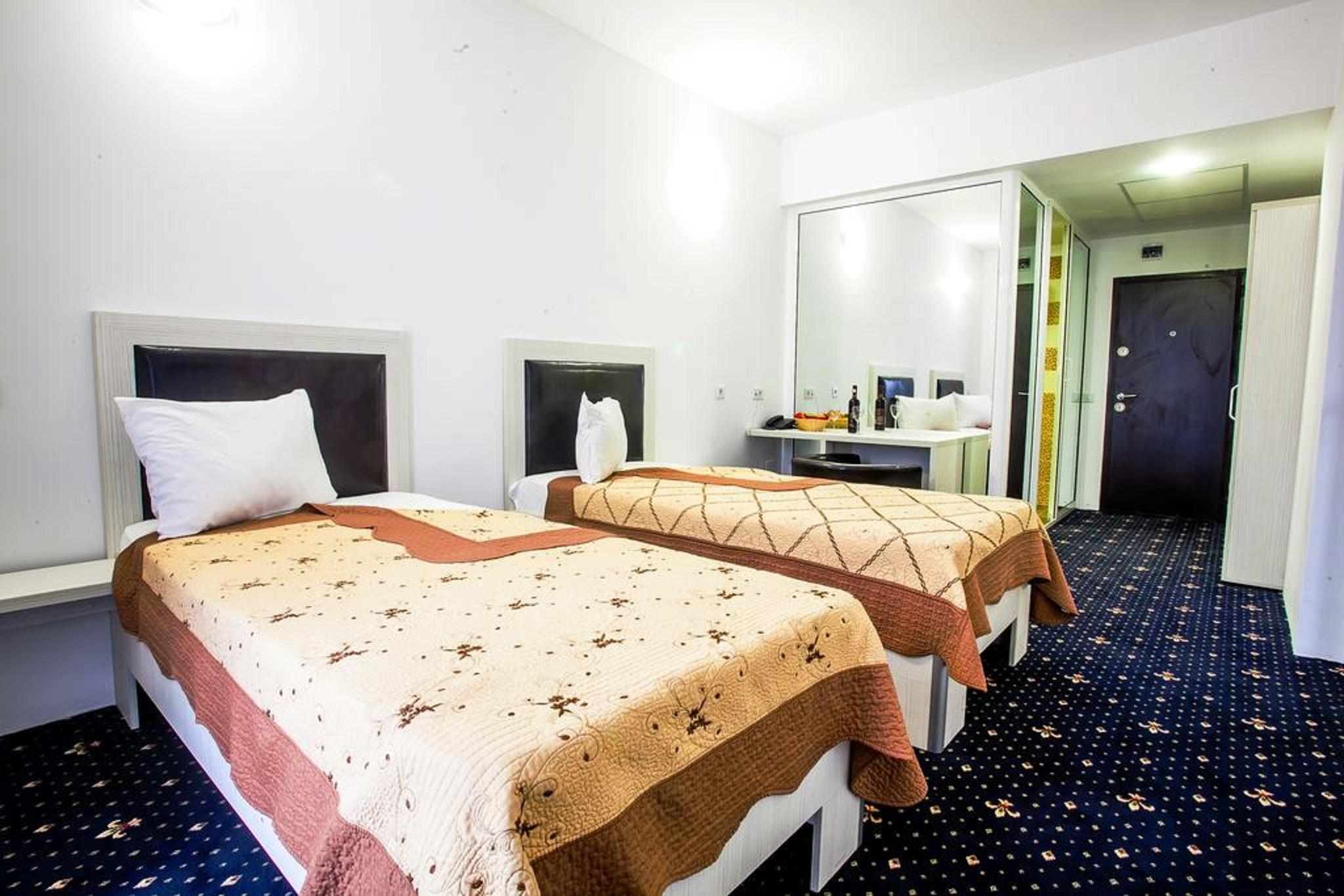 Hotel Charter Otopeni Bagian luar foto