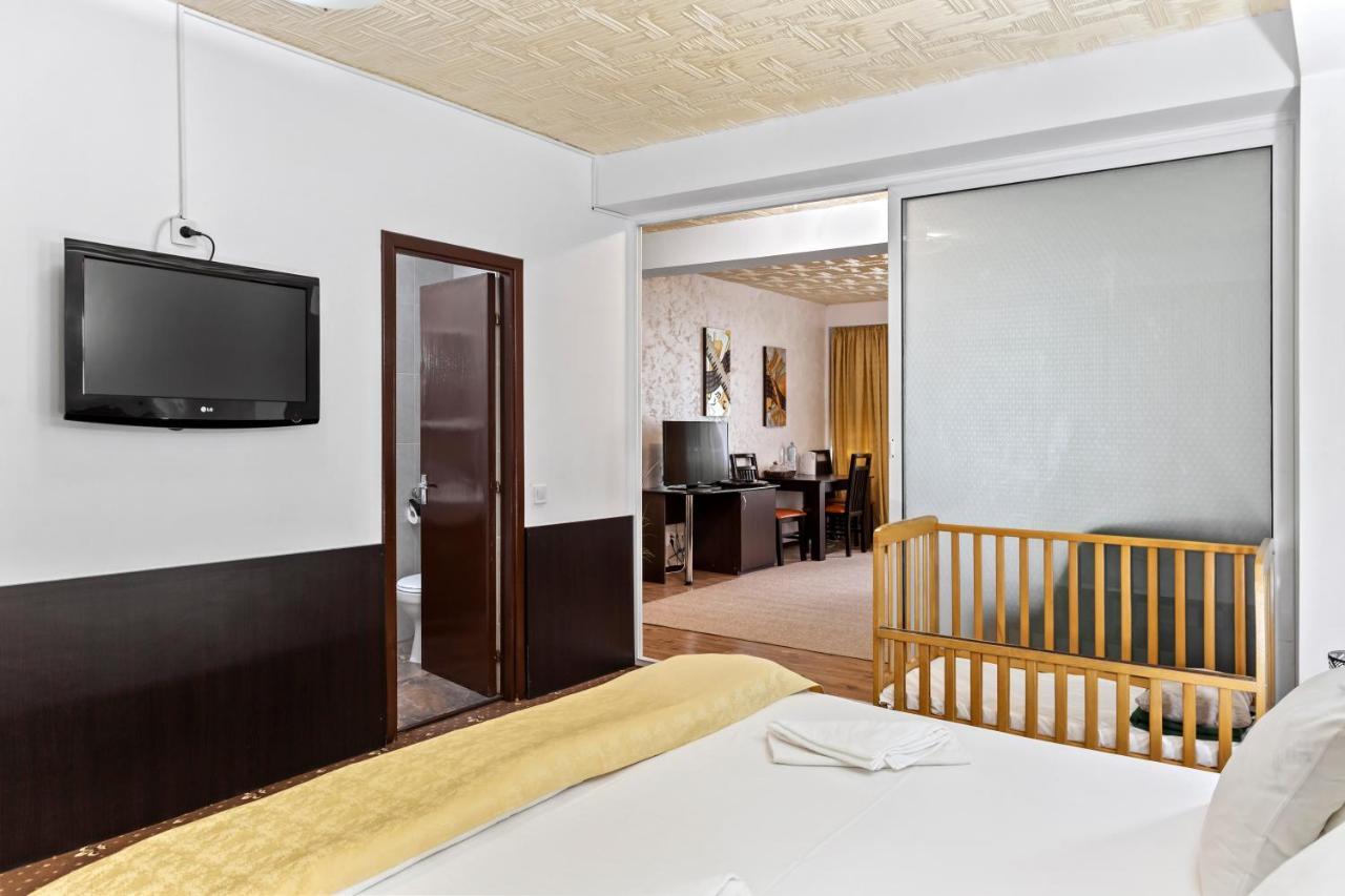 Hotel Charter Otopeni Bagian luar foto