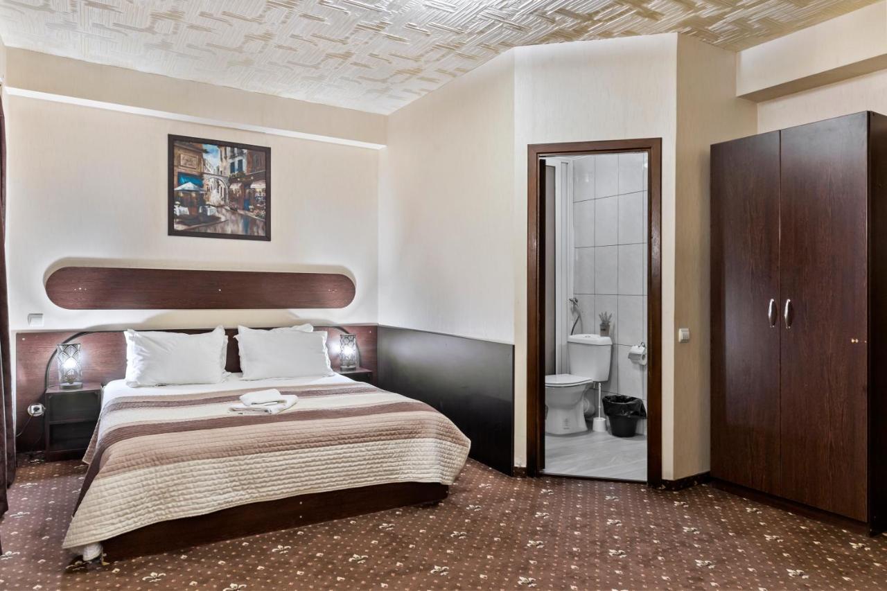 Hotel Charter Otopeni Bagian luar foto