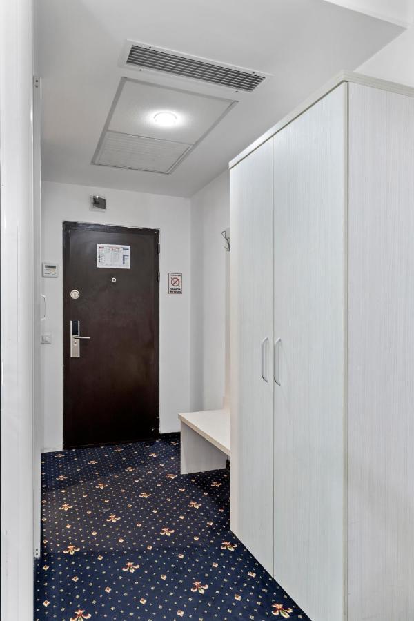 Hotel Charter Otopeni Bagian luar foto