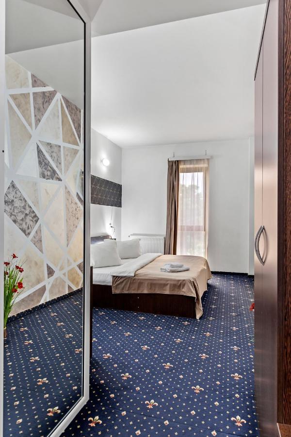 Hotel Charter Otopeni Bagian luar foto