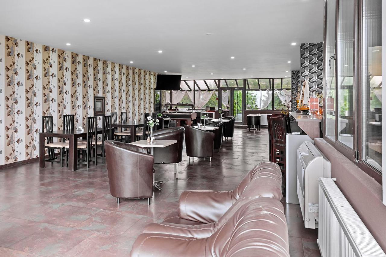 Hotel Charter Otopeni Bagian luar foto