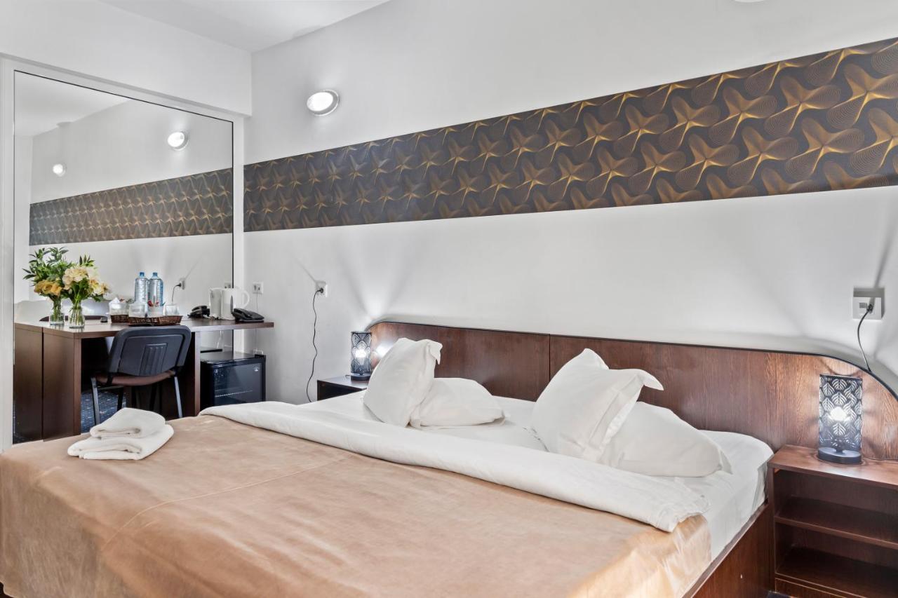 Hotel Charter Otopeni Bagian luar foto