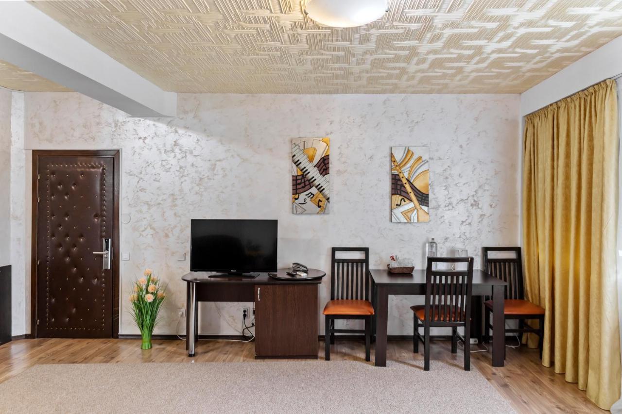 Hotel Charter Otopeni Bagian luar foto