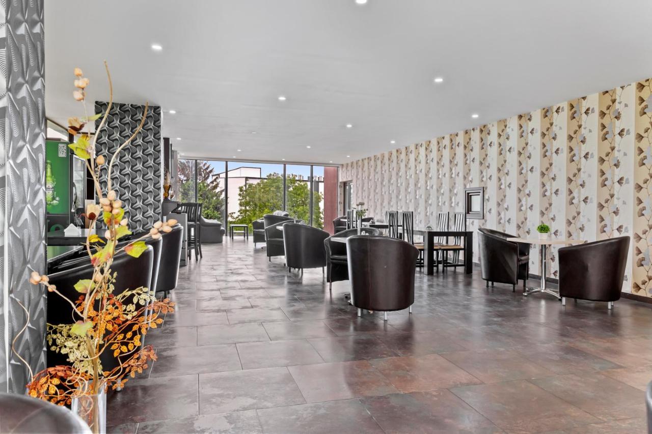 Hotel Charter Otopeni Bagian luar foto