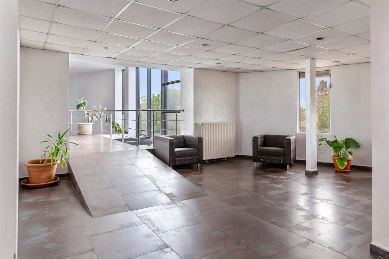 Hotel Charter Otopeni Bagian luar foto