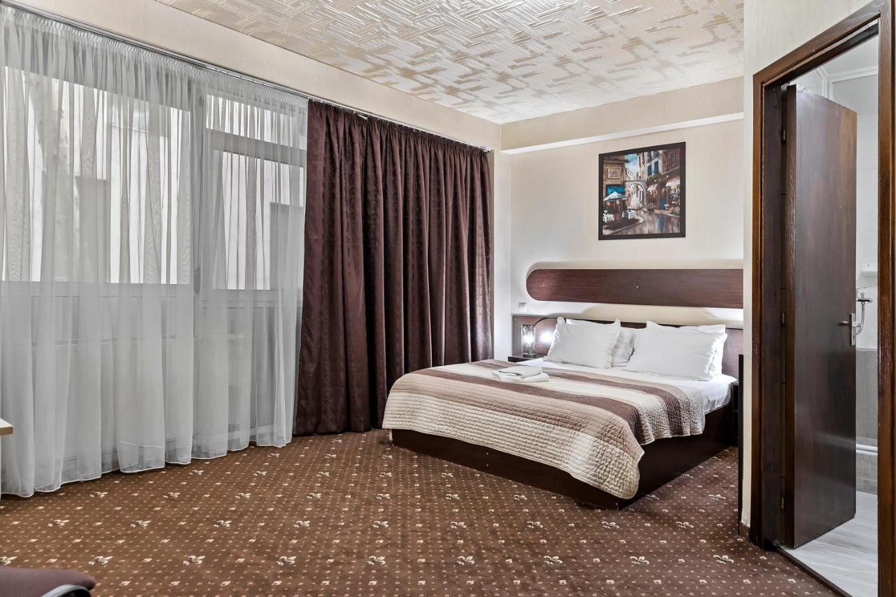 Hotel Charter Otopeni Bagian luar foto