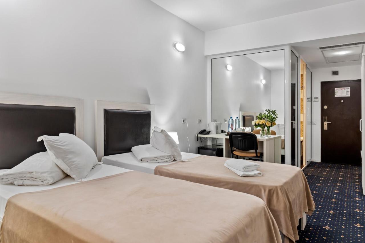 Hotel Charter Otopeni Bagian luar foto