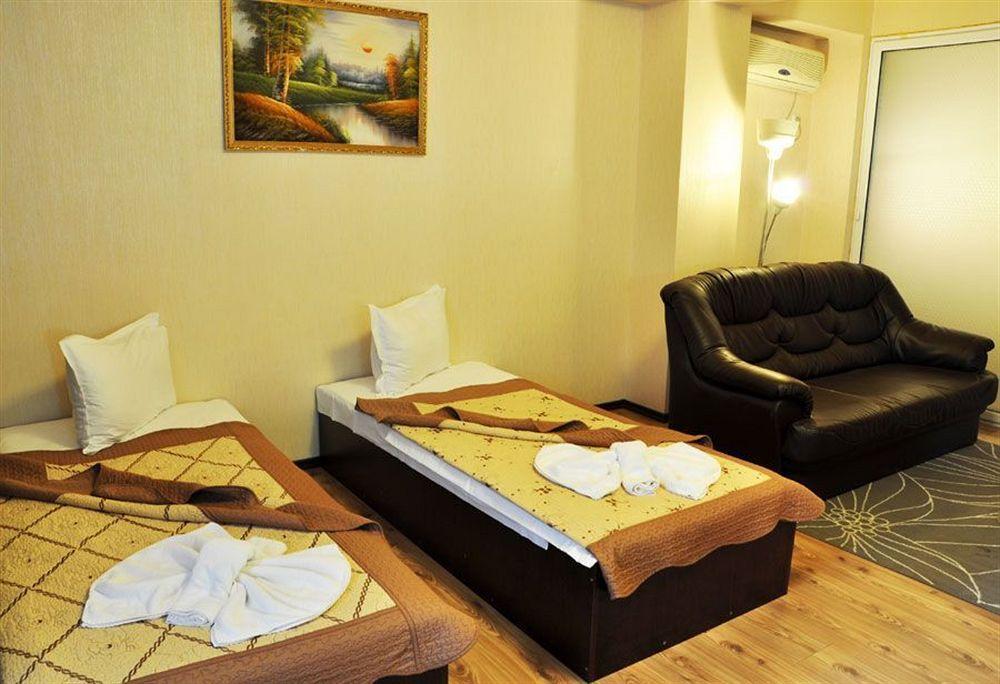 Hotel Charter Otopeni Bagian luar foto
