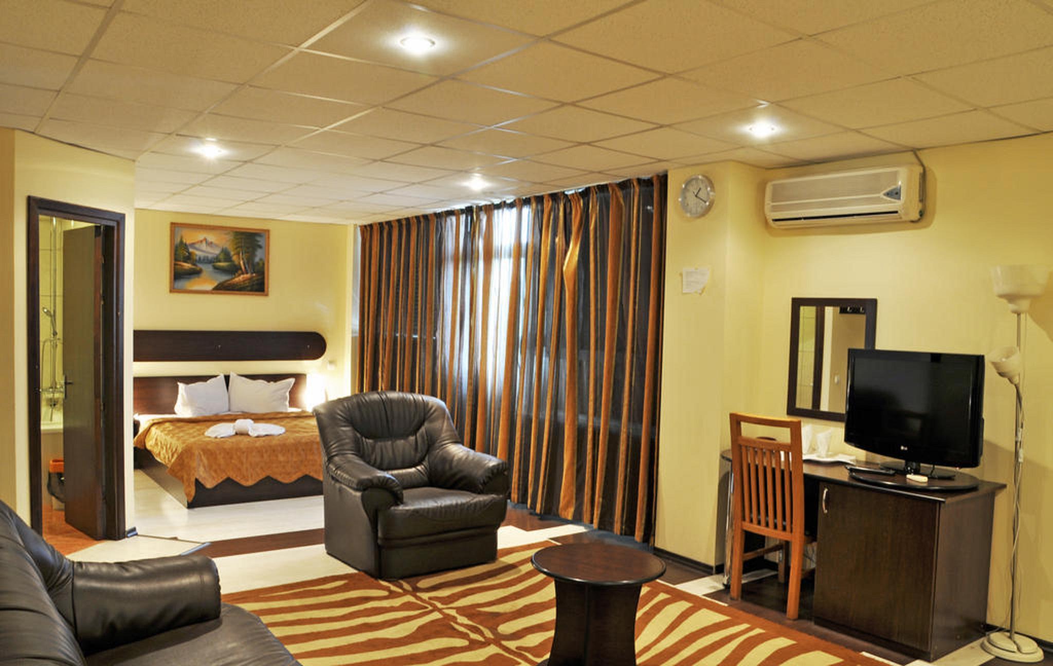 Hotel Charter Otopeni Bagian luar foto