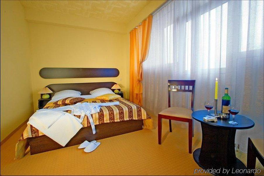 Hotel Charter Otopeni Ruang foto